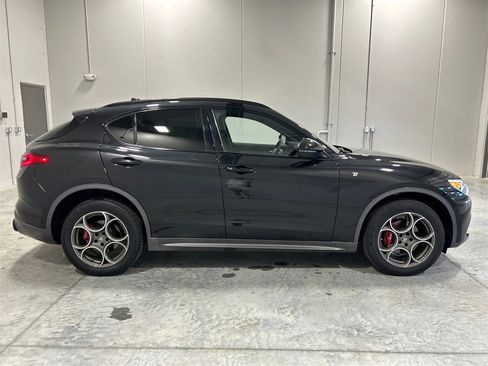 Used 2022 Alfa Romeo Stelvio Ti image 5