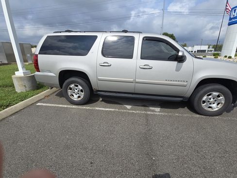 Used 2007 Chevrolet Suburban LT image 2