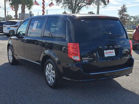 Used 2019 Dodge Grand Caravan SE w/ UConnect Hands-Free Group image 4