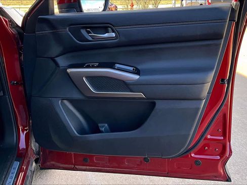 Used 2024 Nissan Pathfinder Platinum w/ Black Appearance Package image 25