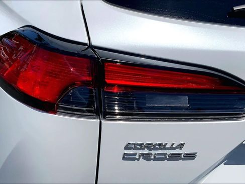 Used 2025 Toyota Corolla Cross XLE w/ Convenience Package FWD image 28
