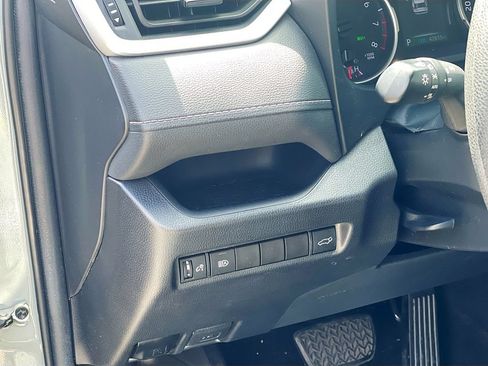 Used 2021 Toyota RAV4 XLE w/ Convenience Package FWD image 10
