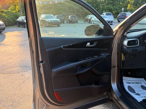 Used 2018 Kia Sorento FWD image 11
