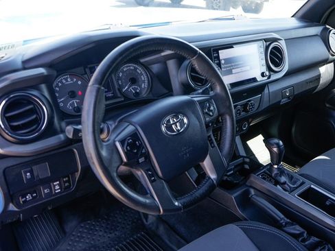 Used 2020 Toyota Tacoma TRD Off-Road w/ Technology Package AWD/4WD image 17