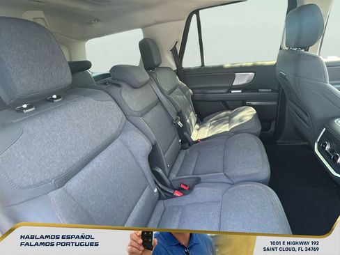 Used 2025 Ford Expedition Active image 32