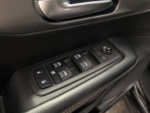 Used 2025 Chrysler Pacifica Select image 11