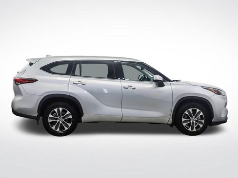 Used 2022 Toyota Highlander XLE AWD/4WD image 6