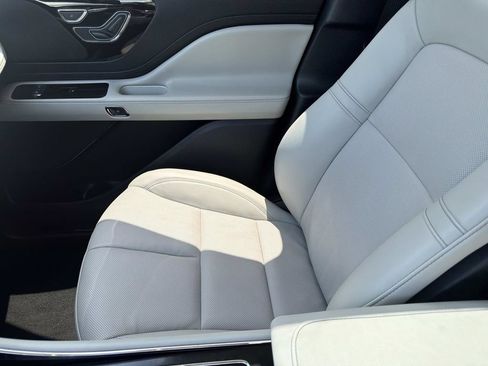 Certified 2025 Lincoln Aviator 2WD image 17