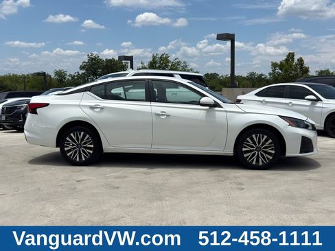 Used 2025 Nissan Altima 2.5 SV AWD/4WD image 6