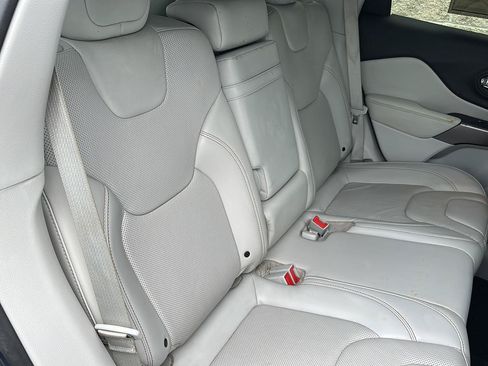 Used 2019 Jeep Cherokee Limited AWD/4WD image 14