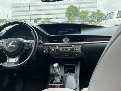 Used 2017 Lexus ES 350 w/ Luxury Package FWD image 6