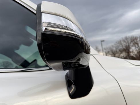 Used 2025 Lexus LX 600 4WD w/ Luxury Package image 13