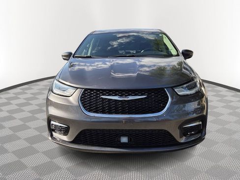 Used 2023 Chrysler Pacifica Touring-L FWD image 2