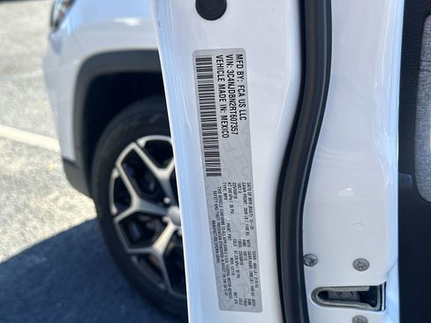 Used 2024 Jeep Compass Latitude image 35