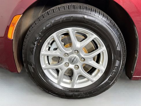 Used 2022 Chrysler Voyager LX image 38