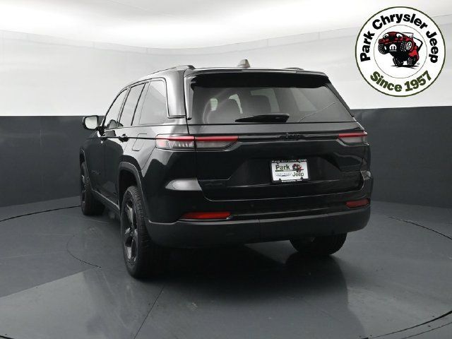 Used 2023 Jeep Grand Cherokee Limited w/ Black Appearance Package AWD/4WD image 4