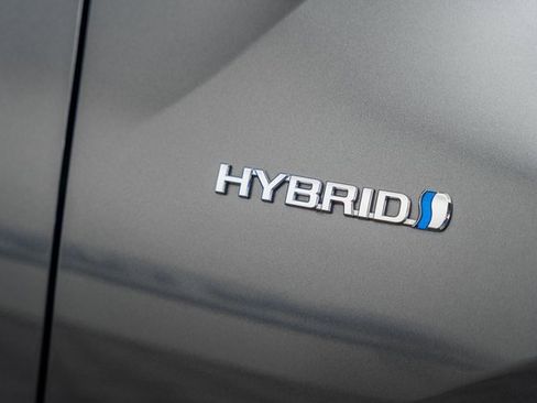 Certified 2022 Toyota Prius LE image 17