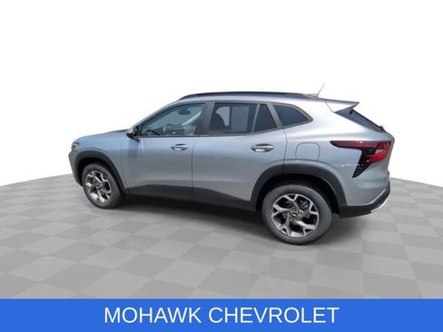 Used 2025 Chevrolet Trax LT w/ LT Convenience Package FWD image 7