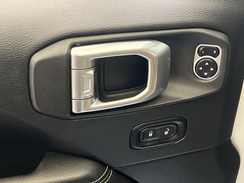 Used 2018 Jeep Wrangler Unlimited Sahara image 13