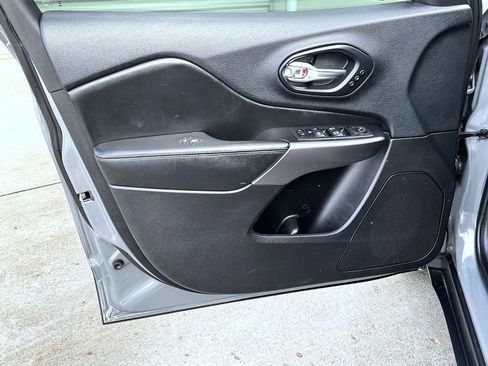 Used 2019 Jeep Cherokee Limited image 9