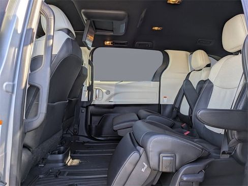 Used 2025 Toyota Sienna Limited image 15