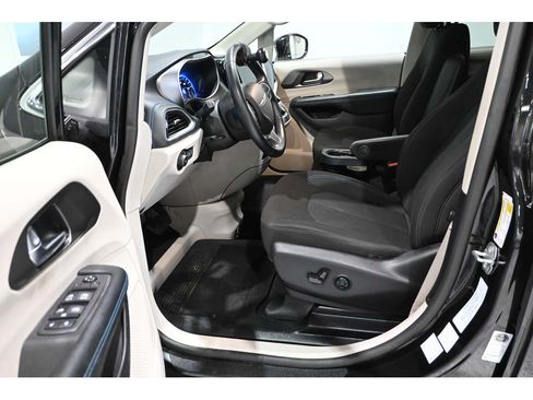 Used 2021 Chrysler Pacifica Touring w/ Cold Weather Group FWD image 13