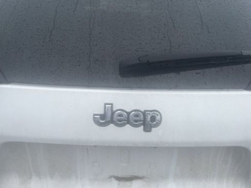 Used 2020 Jeep Cherokee Limited image 25