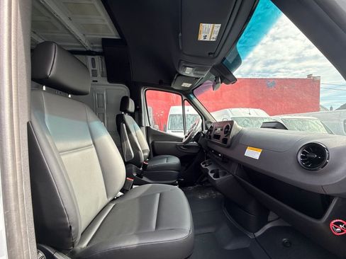 Used 2025 Mercedes-Benz Sprinter 2500 image 18