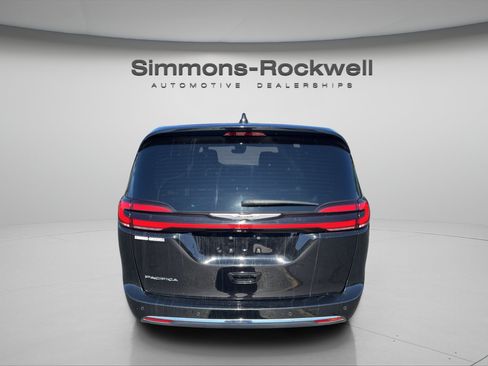 Used 2025 Chrysler Pacifica Select FWD image 4