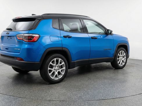 Used 2025 Jeep Compass Limited image 9