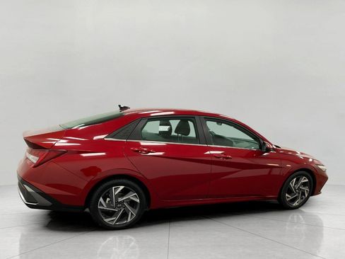 Certified 2025 Hyundai Elantra SEL image 3
