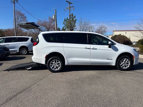 Used 2023 Chrysler Voyager LX FWD image 11