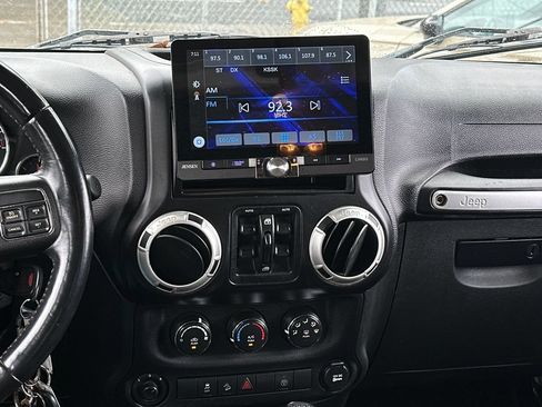 Used 2017 Jeep Wrangler Unlimited Sahara w/ Connectivity Group AWD/4WD image 16