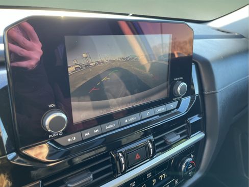 Used 2022 Nissan Pathfinder SV w/ SV Premium Package image 18