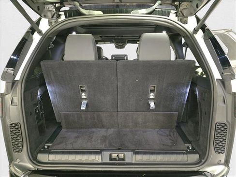 Certified 2024 Land Rover Discovery Dynamic SE image 8