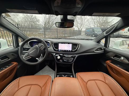 Used 2024 Chrysler Pacifica Pinnacle image 10