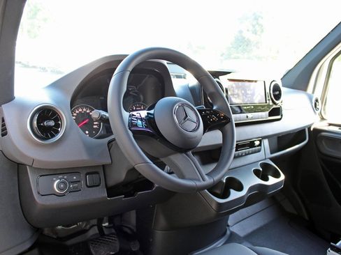 Used 2025 Mercedes-Benz Sprinter 2500 image 11