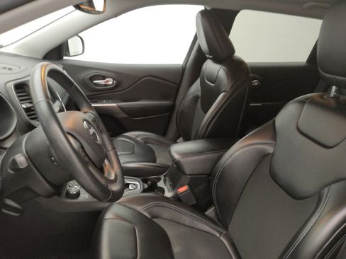 Used 2019 Jeep Cherokee Latitude Plus w/ Comfort/Convenience Group image 17