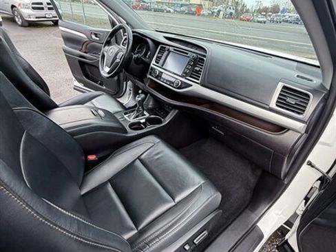 Used 2019 Toyota Highlander XLE image 29