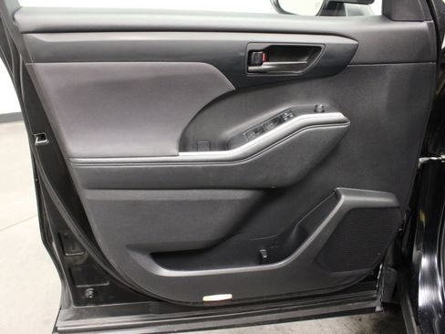 Used 2021 Toyota Highlander LE AWD/4WD image 14