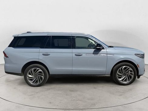 Used 2025 Lincoln Navigator Reserve AWD/4WD image 6