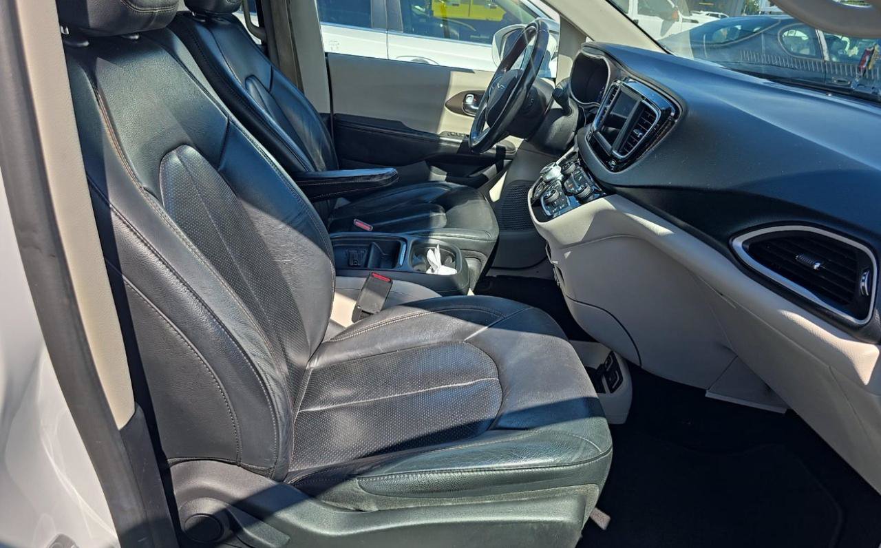 Used 2019 Chrysler Pacifica Touring-L FWD image 10