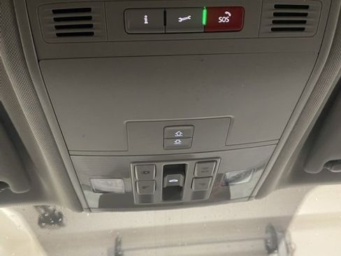 Certified 2022 Volkswagen Taos SE w/ Panoramic Sunroof Package image 25