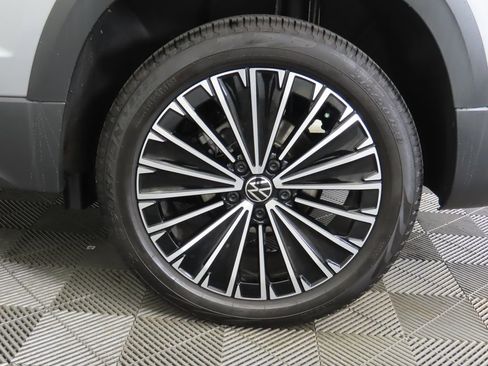 Certified 2025 Volkswagen Taos SE w/ Panoramic Sunroof Package image 29