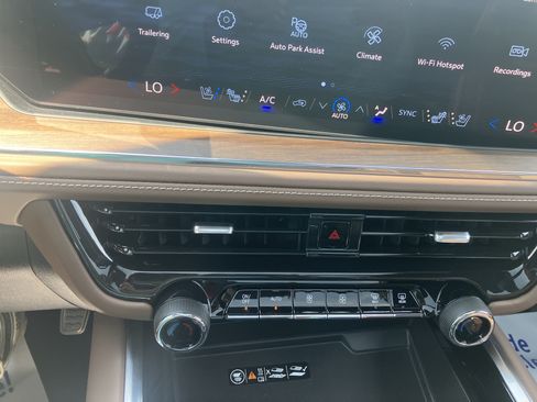 Used 2025 Chevrolet Tahoe High Country AWD/4WD image 29