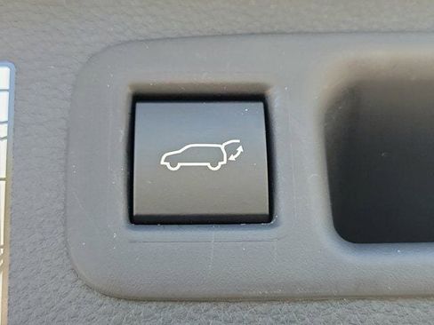 Used 2023 Toyota Highlander Limited image 10