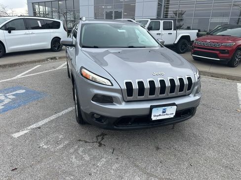 Used 2017 Jeep Cherokee Latitude w/ Comfort/Convenience Group image 8