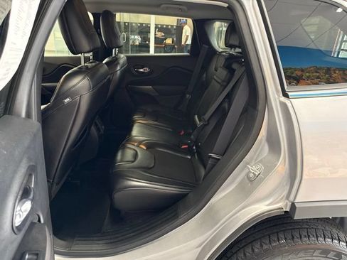 Used 2019 Jeep Cherokee Latitude Plus AWD/4WD image 38