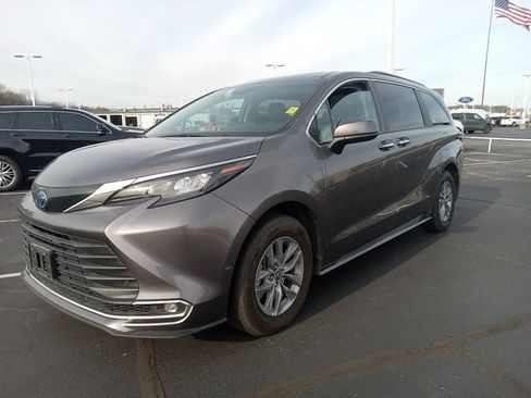 Used 2024 Toyota Sienna XLE image 7