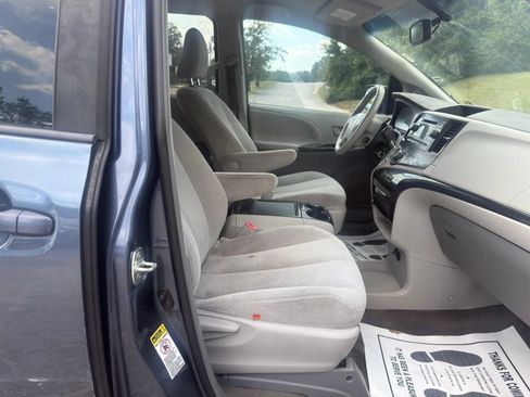 Used 2013 Toyota Sienna LE w/ Towing Pkg FWD image 13
